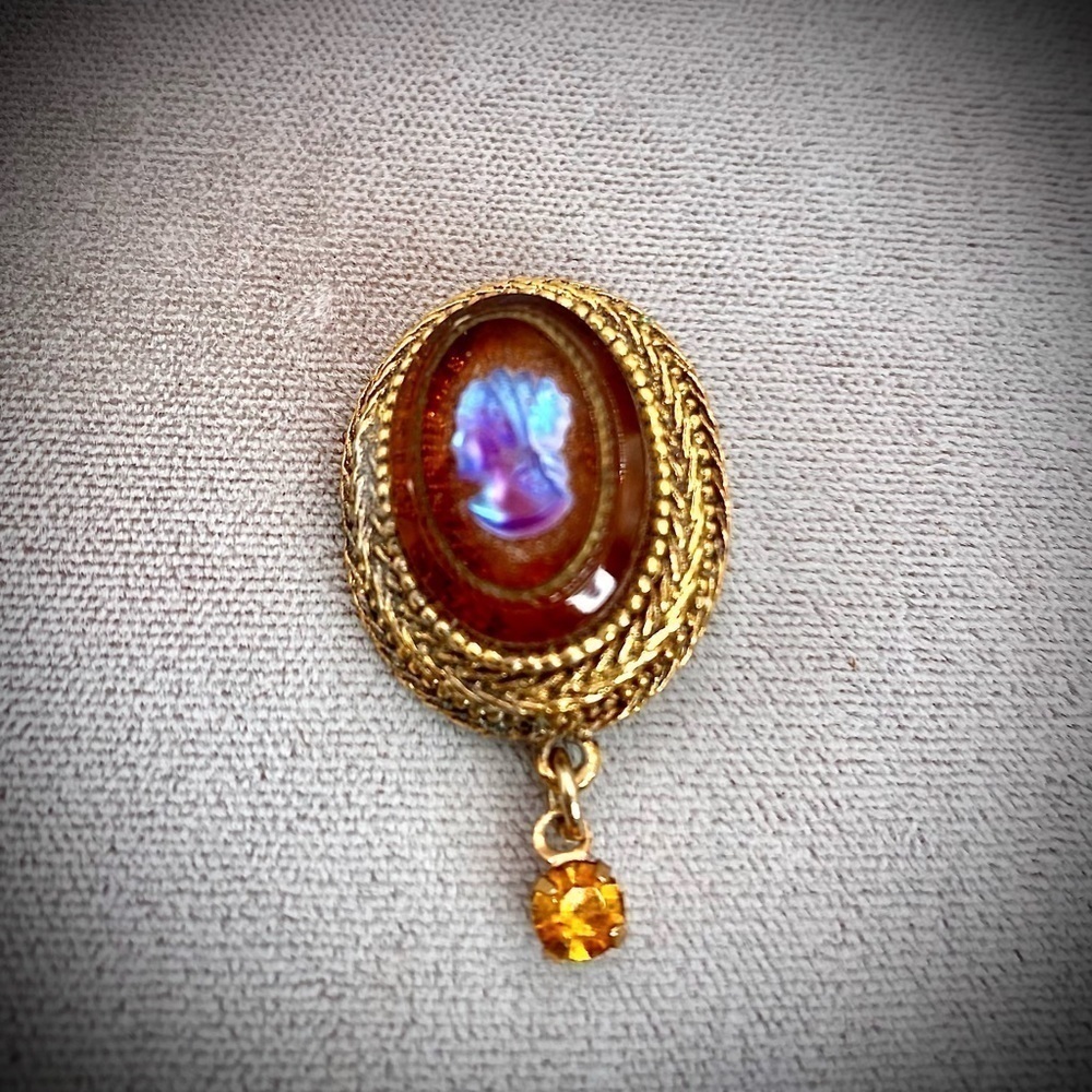 𝅺vintage carved glowing cameo hairpin/ pendant. So neat to see the glow!